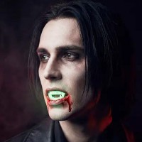 Dentes de vampiro que brilham no escuro