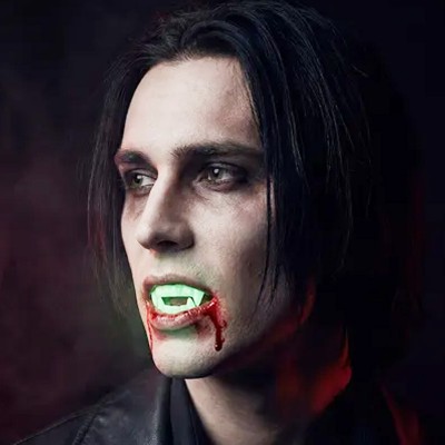 Dentes de vampiro que brilham no escuro