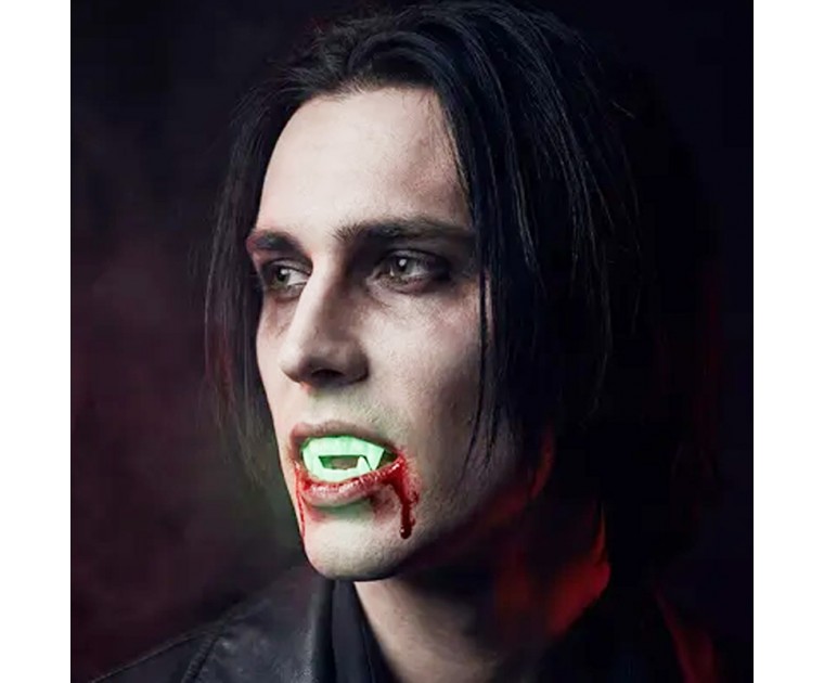 Dentes de vampiro que brilham no escuro
